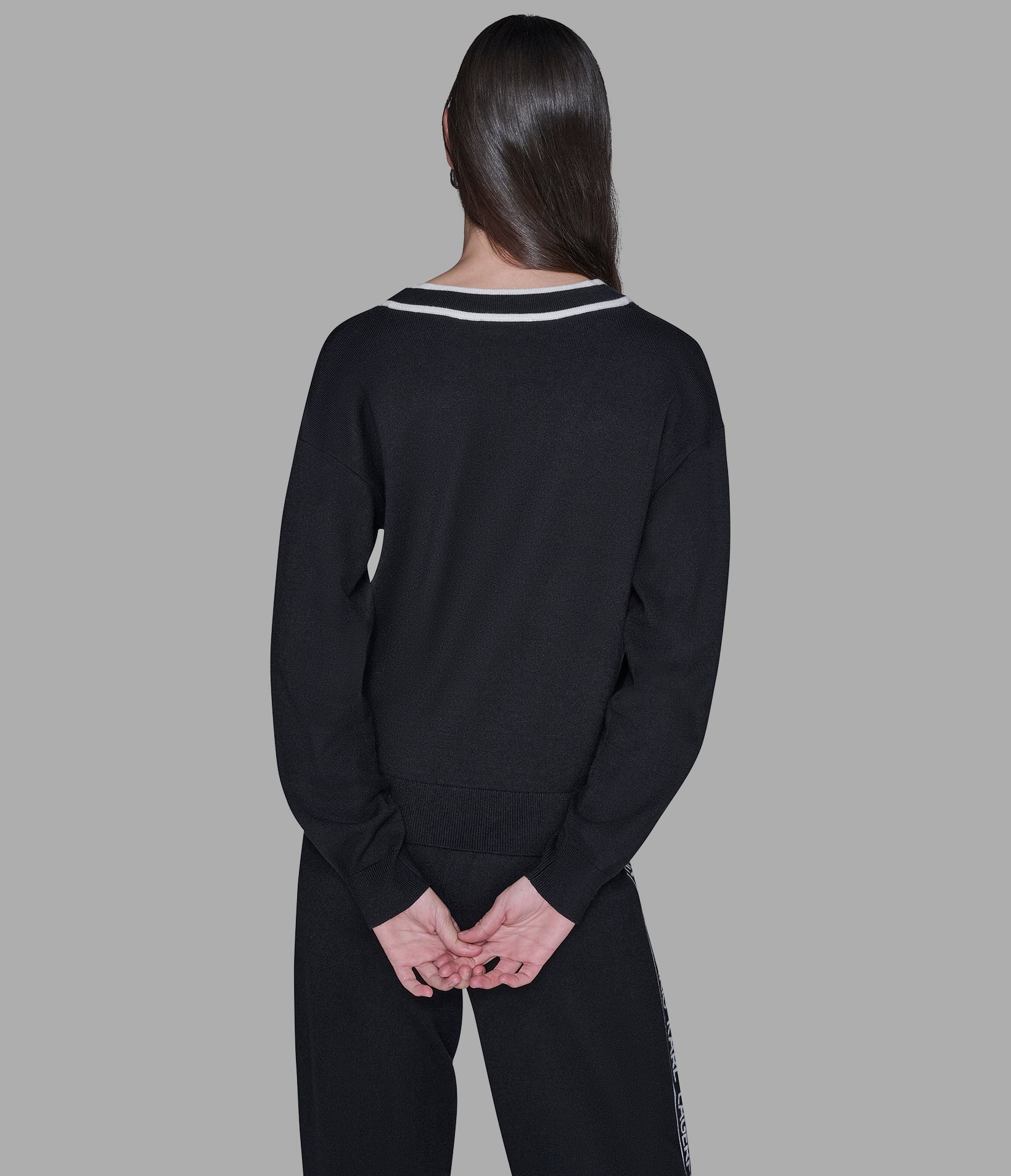 LOGO TAPE V-NECK SWEATER VIEW 2 LOGO TAPE V-NECK SWEATER VIEW 2