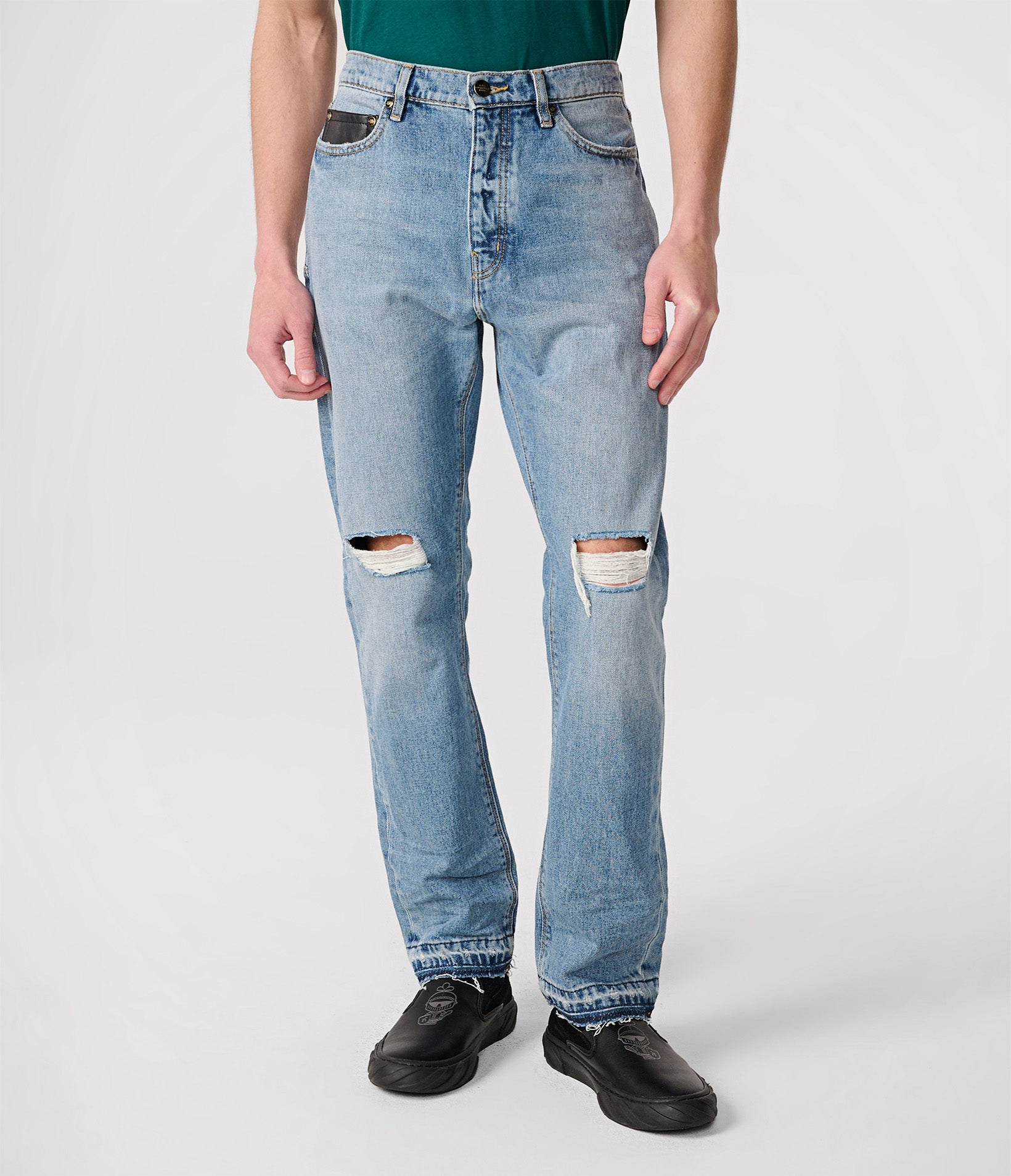 DISTRESSED BOOTCUT JEANS