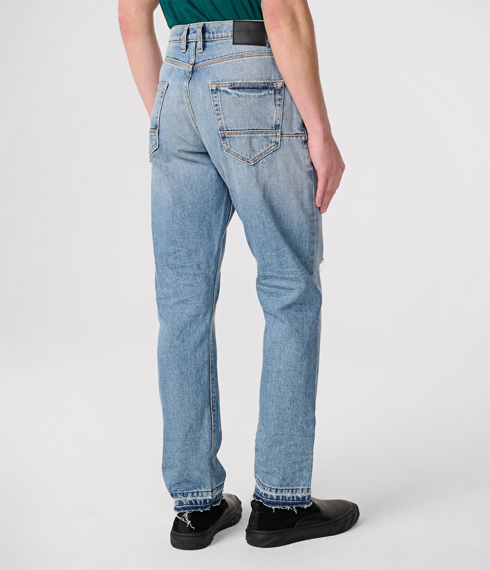 DISTRESSED BOOTCUT JEANS