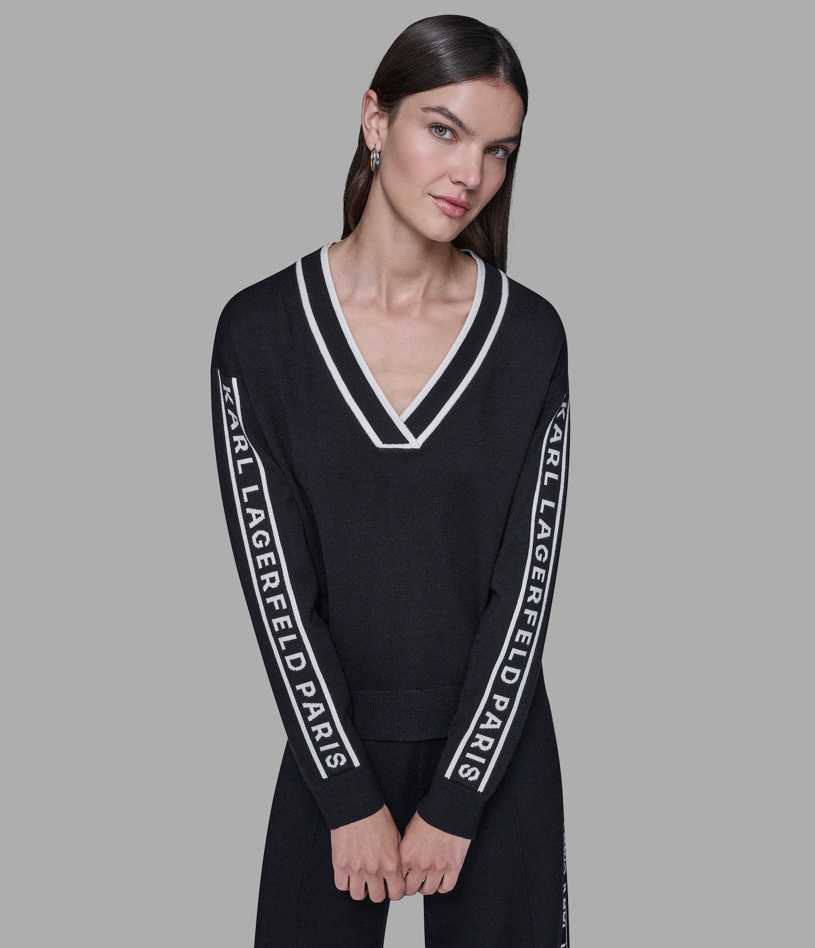 LOGO TAPE V-NECK SWEATER VIEW 1